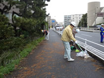 2016年12月14日　「箱根駅伝コース歩道清掃活動」の実施